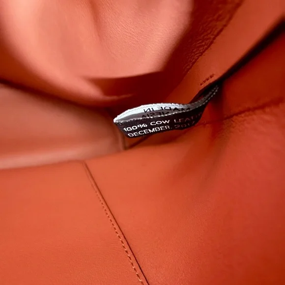 Donna Karan Adan Bucket Bag 100% Leather Pockets & Interior w/ Adjustable Strap - Picture 11 of 13